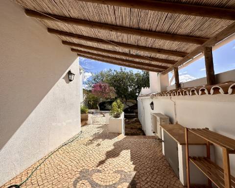 Maravilhosa moradia de 5 quartos com incríveis vistas ininterruptas sobre o mar situada perto da cidade de Santa Bárbara de Nexe