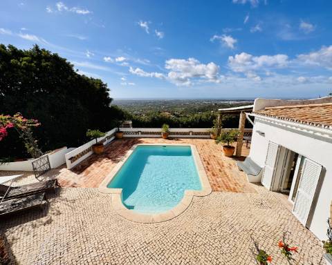 Maravilhosa moradia de 5 quartos com incríveis vistas ininterruptas sobre o mar situada perto da cidade de Santa Bárbara de Nexe