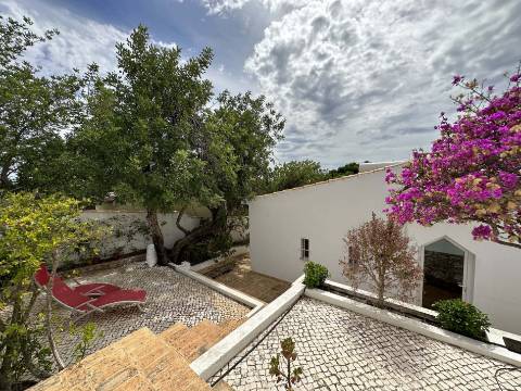 Maravilhosa moradia de 5 quartos com incríveis vistas ininterruptas sobre o mar situada perto da cidade de Santa Bárbara de Nexe