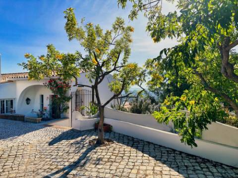 Maravilhosa moradia de 5 quartos com incríveis vistas ininterruptas sobre o mar situada perto da cidade de Santa Bárbara de Nexe