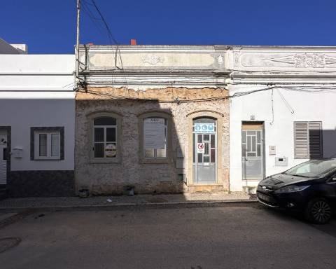 PROJETO APROVADO | Casa geminada tradicional para renovação completa I 3 quartos I Pátio I Piscina I Açoteia I Olhão