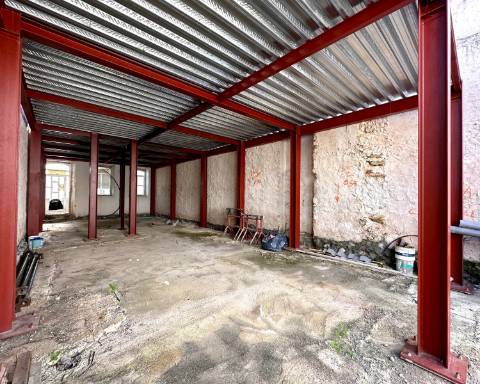 PROJETO APROVADO | Casa geminada tradicional para renovação completa I 3 quartos I Pátio I Piscina I Açoteia I Olhão