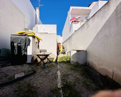 PROJETO APROVADO | Casa geminada tradicional para renovação completa I 3 quartos I Pátio I Piscina I Açoteia I Olhão