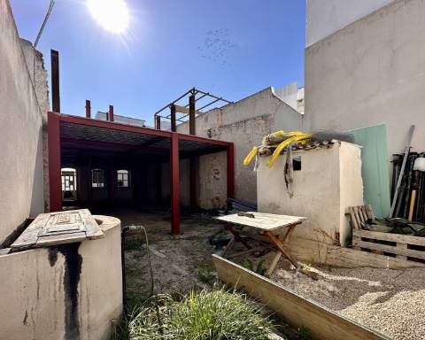 PROJETO APROVADO | Casa geminada tradicional para renovação completa I 3 quartos I Pátio I Piscina I Açoteia I Olhão