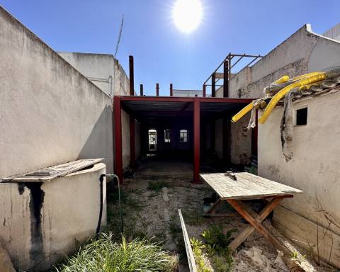 PROJETO APROVADO | Casa geminada tradicional para renovação completa I 3 quartos I Pátio I Piscina I Açoteia I Olhão