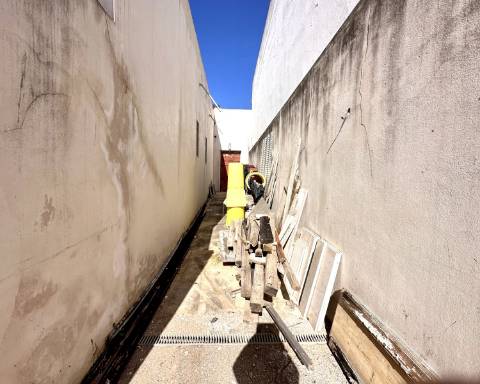 PROJETO APROVADO | Casa geminada tradicional para renovação completa I 3 quartos I Pátio I Piscina I Açoteia I Olhão