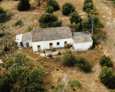Casa tradicional com charme de 129 m2 para renovar I Terreno de 7 755 m2 I No campo de Luz de Tavira