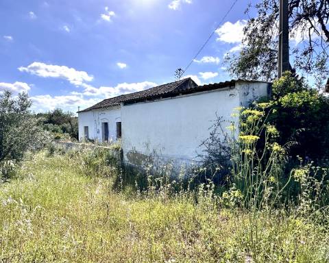 Casa tradicional com charme de 129 m2 para renovar I Terreno de 7 755 m2 I No campo de Luz de Tavira