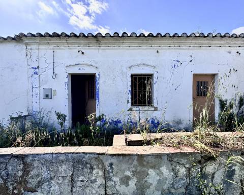 Casa tradicional com charme de 129 m2 para renovar I Terreno de 7 755 m2 I No campo de Luz de Tavira