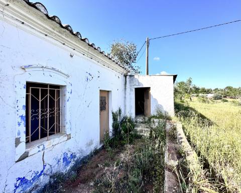 Casa tradicional com charme de 129 m2 para renovar I Terreno de 7 755 m2 I No campo de Luz de Tavira