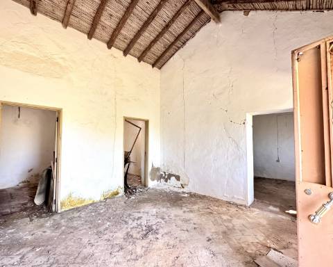 Casa tradicional com charme de 129 m2 para renovar I Terreno de 7 755 m2 I No campo de Luz de Tavira