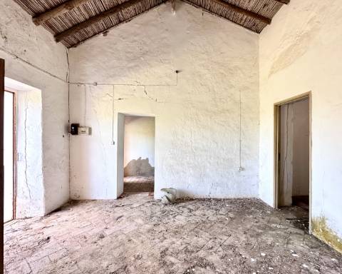 Casa tradicional com charme de 129 m2 para renovar I Terreno de 7 755 m2 I No campo de Luz de Tavira
