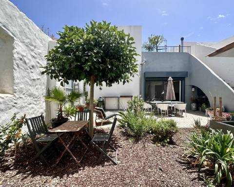 Charmosa casa geminada típica renovada I 1 quarto +1 I Pátio I Açoteia I Baixa I Olhão