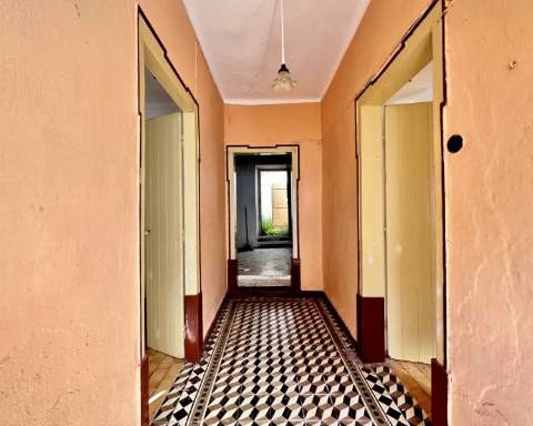 Moradia tradicional para renovar I Projeto de arquitetura aprovado I 4 quartos I Pátio I Piscina I Centro histórico de Silves