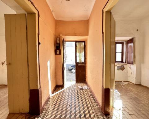 Moradia tradicional para renovar I Projeto de arquitetura aprovado I 4 quartos I Pátio I Piscina I Centro histórico de Silves