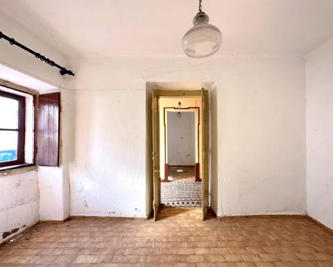 Moradia tradicional para renovar I Projeto de arquitetura aprovado I 4 quartos I Pátio I Piscina I Centro histórico de Silves