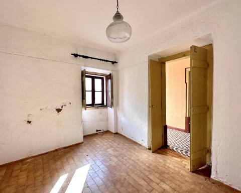 Moradia tradicional para renovar I Projeto de arquitetura aprovado I 4 quartos I Pátio I Piscina I Centro histórico de Silves