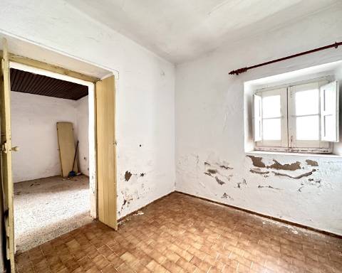 Moradia tradicional para renovar I Projeto de arquitetura aprovado I 4 quartos I Pátio I Piscina I Centro histórico de Silves