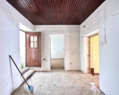 Moradia tradicional para renovar I Projeto de arquitetura aprovado I 4 quartos I Pátio I Piscina I Centro histórico de Silves