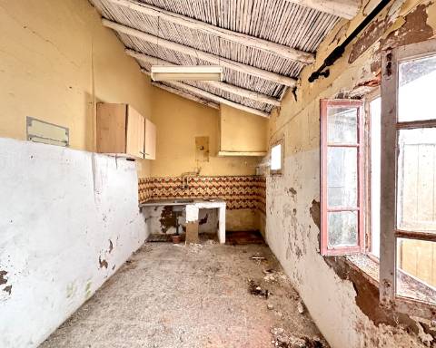 Moradia tradicional para renovar I Projeto de arquitetura aprovado I 4 quartos I Pátio I Piscina I Centro histórico de Silves