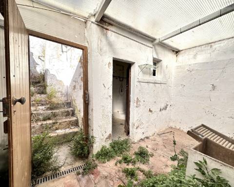 Moradia tradicional para renovar I Projeto de arquitetura aprovado I 4 quartos I Pátio I Piscina I Centro histórico de Silves