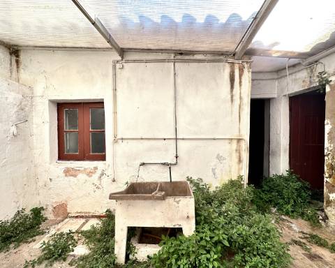 Moradia tradicional para renovar I Projeto de arquitetura aprovado I 4 quartos I Pátio I Piscina I Centro histórico de Silves