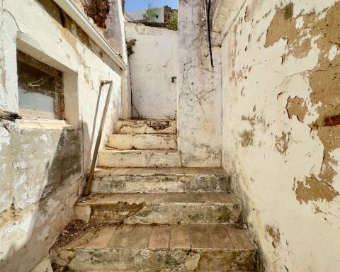 Moradia tradicional para renovar I Projeto de arquitetura aprovado I 4 quartos I Pátio I Piscina I Centro histórico de Silves