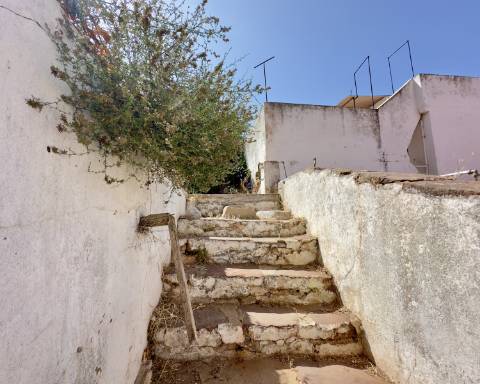 Moradia tradicional para renovar I Projeto de arquitetura aprovado I 4 quartos I Pátio I Piscina I Centro histórico de Silves