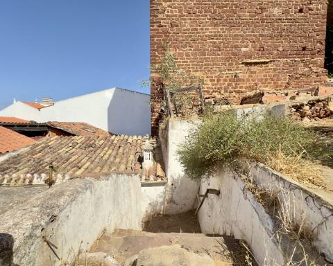 Moradia tradicional para renovar I Projeto de arquitetura aprovado I 4 quartos I Pátio I Piscina I Centro histórico de Silves