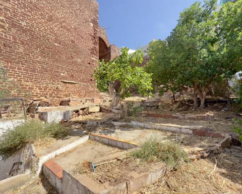 Moradia tradicional para renovar I Projeto de arquitetura aprovado I 4 quartos I Pátio I Piscina I Centro histórico de Silves
