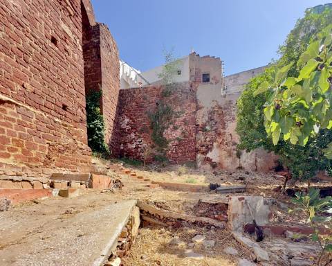 Moradia tradicional para renovar I Projeto de arquitetura aprovado I 4 quartos I Pátio I Piscina I Centro histórico de Silves