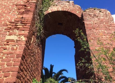 Moradia tradicional para renovar I Projeto de arquitetura aprovado I 4 quartos I Pátio I Piscina I Centro histórico de Silves