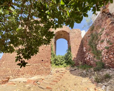 Moradia tradicional para renovar I Projeto de arquitetura aprovado I 4 quartos I Pátio I Piscina I Centro histórico de Silves
