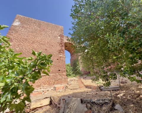 Moradia tradicional para renovar I Projeto de arquitetura aprovado I 4 quartos I Pátio I Piscina I Centro histórico de Silves