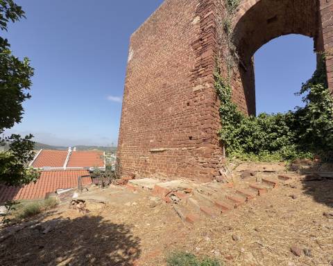 Moradia tradicional para renovar I Projeto de arquitetura aprovado I 4 quartos I Pátio I Piscina I Centro histórico de Silves
