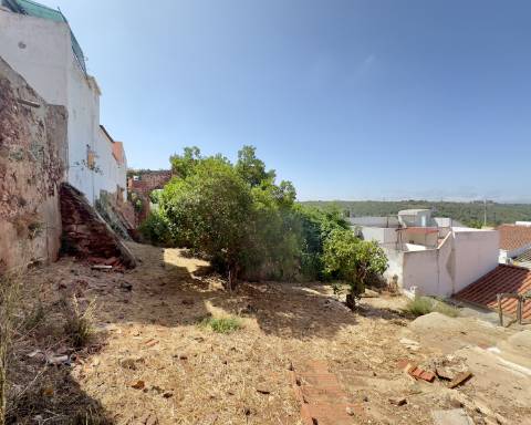 Moradia tradicional para renovar I Projeto de arquitetura aprovado I 4 quartos I Pátio I Piscina I Centro histórico de Silves