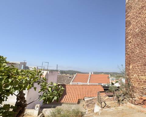 Moradia tradicional para renovar I Projeto de arquitetura aprovado I 4 quartos I Pátio I Piscina I Centro histórico de Silves