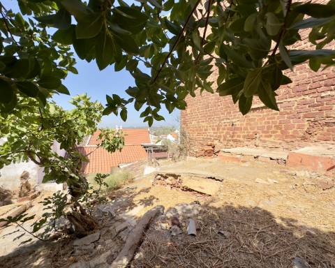 Moradia tradicional para renovar I Projeto de arquitetura aprovado I 4 quartos I Pátio I Piscina I Centro histórico de Silves