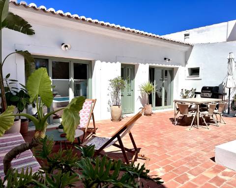 Moradia tradicional térrea renovada cheia de charme I 3 quartos I Pátio I Piscina I São Romão