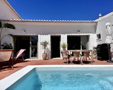 Moradia tradicional térrea renovada cheia de charme I 3 quartos I Pátio I Piscina I São Romão