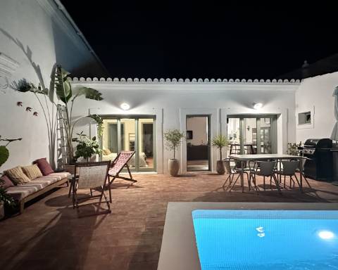 Moradia tradicional térrea renovada cheia de charme I 3 quartos I Pátio I Piscina I São Romão