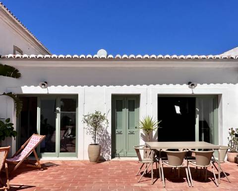 Moradia tradicional térrea renovada cheia de charme I 3 quartos I Pátio I Piscina I São Romão