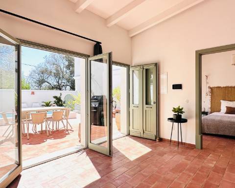 Moradia tradicional térrea renovada cheia de charme I 3 quartos I Pátio I Piscina I São Romão