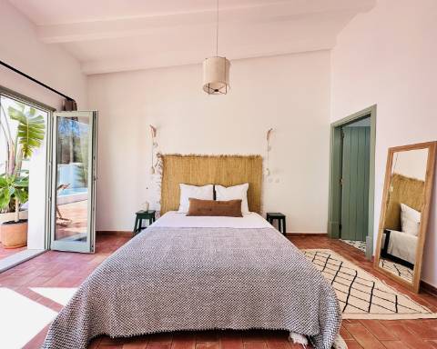 Moradia tradicional térrea renovada cheia de charme I 3 quartos I Pátio I Piscina I São Romão