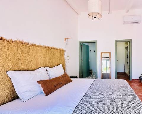 Moradia tradicional térrea renovada cheia de charme I 3 quartos I Pátio I Piscina I São Romão