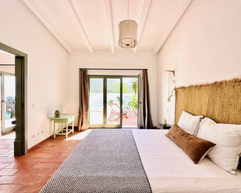 Moradia tradicional térrea renovada cheia de charme I 3 quartos I Pátio I Piscina I São Romão