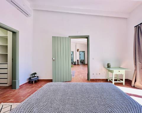 Moradia tradicional térrea renovada cheia de charme I 3 quartos I Pátio I Piscina I São Romão