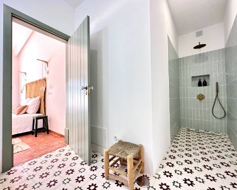 Moradia tradicional térrea renovada cheia de charme I 3 quartos I Pátio I Piscina I São Romão