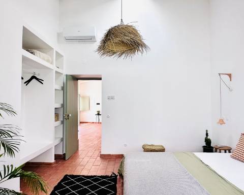 Moradia tradicional térrea renovada cheia de charme I 3 quartos I Pátio I Piscina I São Romão