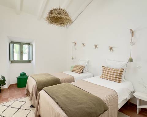 Moradia tradicional térrea renovada cheia de charme I 3 quartos I Pátio I Piscina I São Romão